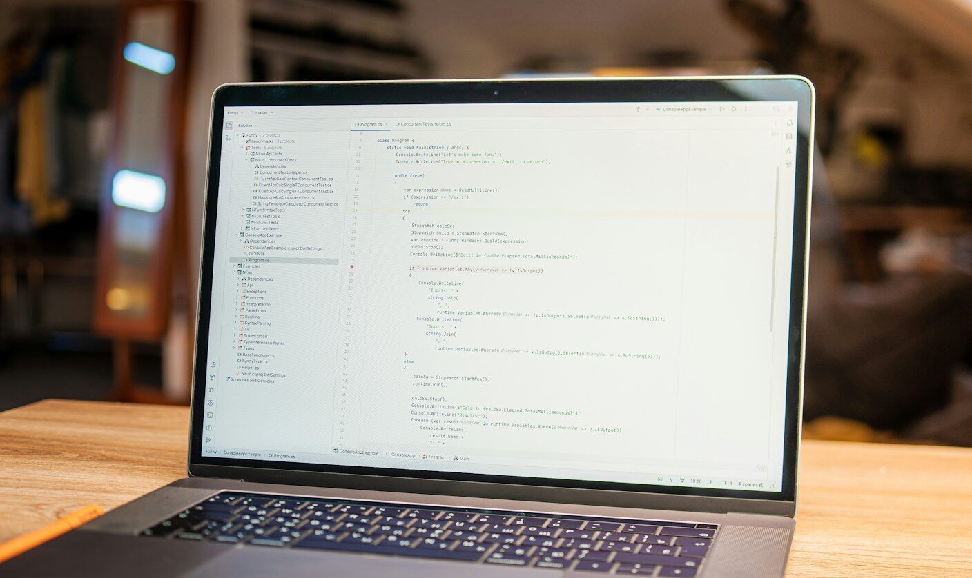 Équipe analysant un code source sur écran pour revitaliser un système d’information legacy